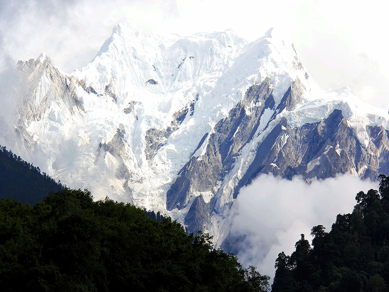 四姑娘山全景雙溝二日游，贈(zèng)送臥龍熊貓遺址愽物館，贈(zèng)送嘉絨土司官寨